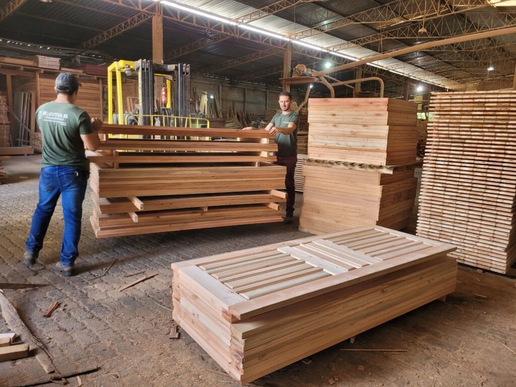 Esquadrias Rafar Esquadrias, Portas de madeira, janela de madeira, fábrica. Angelim. Angelim Pedra