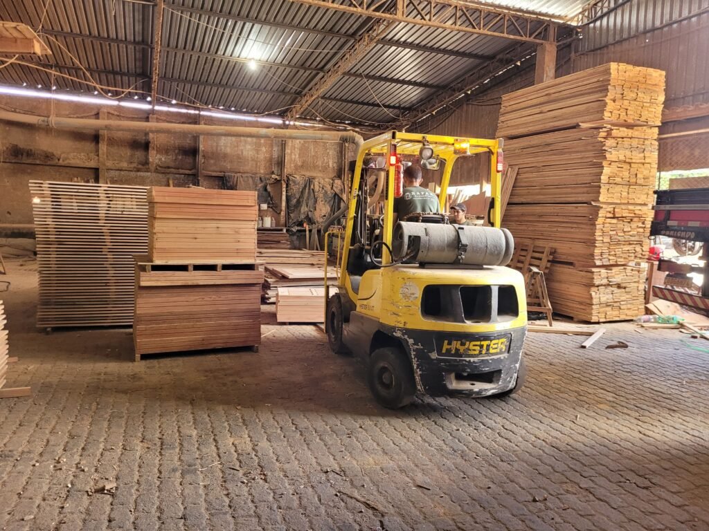 Esquadrias Rafar Esquadrias, Portas de madeira, janela de madeira, fábrica. Angelim. Angelim Pedra