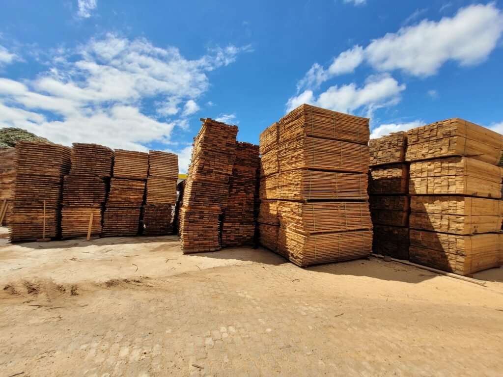 Esquadrias Rafar Esquadrias, Portas de madeira, janela de madeira, fábrica. Angelim. Angelim Pedra