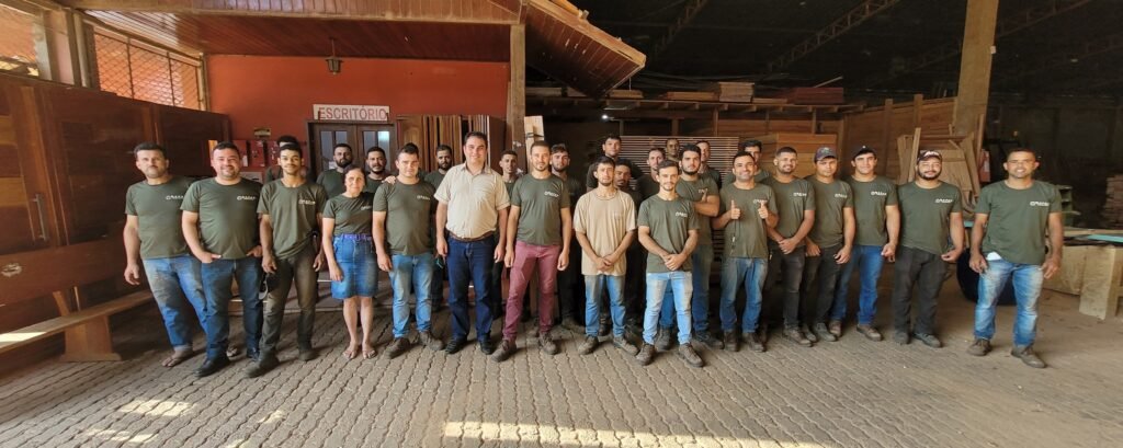 Com orgulho, apresentamos nossa equipe de trabalho na [Nome da Sua Empresa], especializada na fabricação artesanal de esquadrias de madeira. Com anos de experiência e dedicação, nossa equipe é composta por artesãos talentosos, marceneiros habilidosos e profissionais comprometidos. Cada membro da nossa equipe contribui para a excelência e qualidade que definem nossos produtos. Desde a seleção cuidadosa da melhor madeira até o meticuloso processo de fabricação, nossa equipe se empenha em oferecer esquadrias que não apenas atendem, mas superam as expectativas dos nossos clientes.
